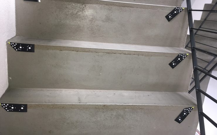 Codierte Messmarken liegen paarweise an den Enden jeder Treppenstufe